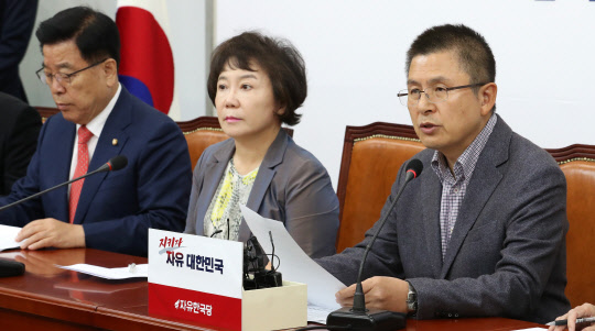 황교안 자유한국당 대표(오른쪽)가 4일 국회에서 열린 최고위원회의에서 발언하고 있다. 연합뉴스